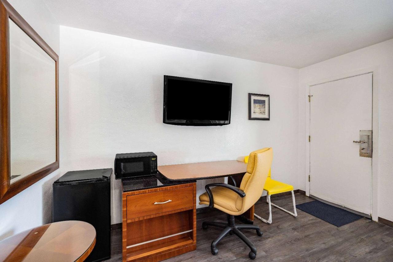 Oceanside & Suites, A Days By Wyndham Fort Bragg