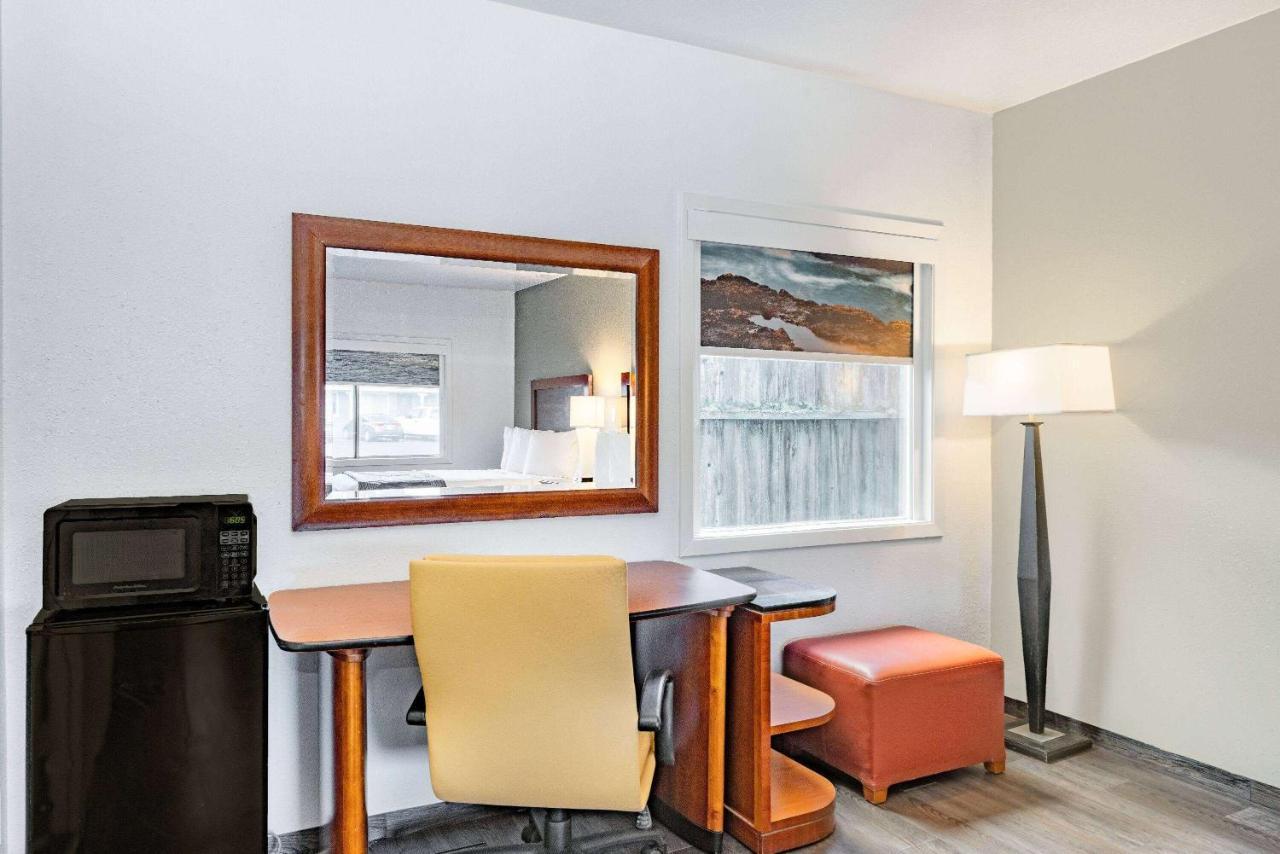 Oceanside & Suites, A Days By Wyndham Motel 2*